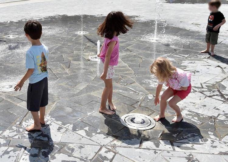 Dal bagno alla crema solare, vademecum per le vacanze sicure dei bimbi