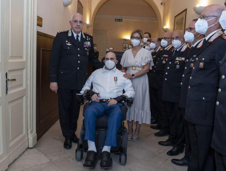 Carabinieri, Generale Luzi consegna Medaglia a militare ferito in rissa nel catanese