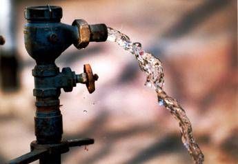Tubatura con acqua che sgorga - Fotogramma