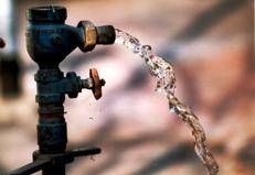 Tubatura con acqua che sgorga - Fotogramma