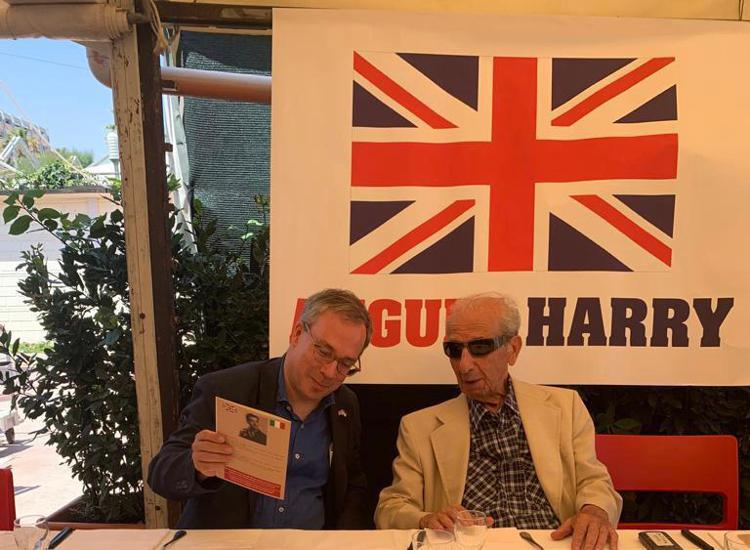 Harry Shindler con l’ambasciatore britannico Llewellyn
