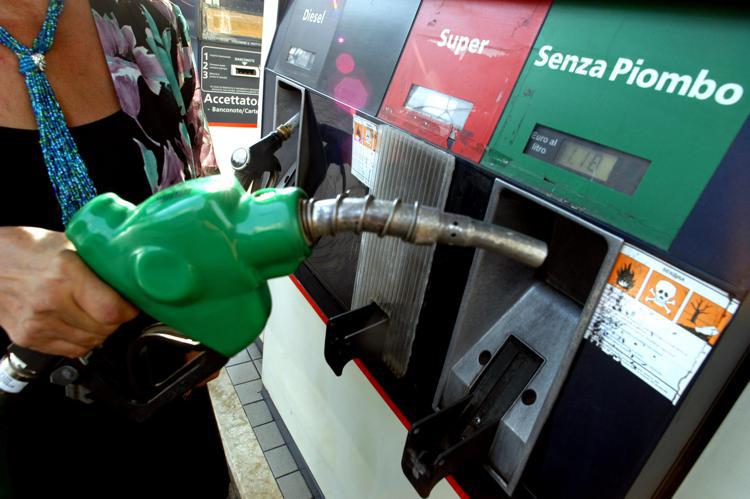 Benzina e diesel, prezzo in calo in Italia oggi
