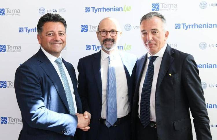 Francesco Del Pizzo, direttore Strategie di Sviluppo Rete e Dispacciamento di Terna e presidente e coordinatore scientifico del Tyrrhenian Lab con il Prof. Gianni Fenu e il Prof. Fabrizio Pilo, Prorettore Vicario e Prorettore Innovazione e Territorio dell’Università di Cagliari