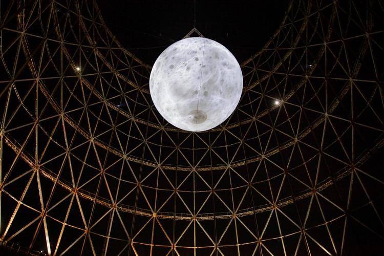 Videocittà illumina il Gazometro con 'Luna Somnium' e trasforma il quartiere Ostiense di Roma