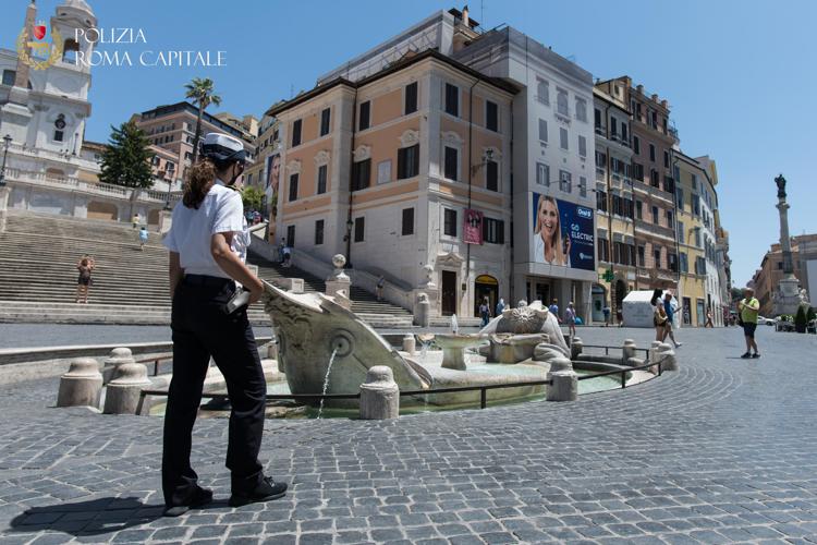 Roma, turista inglese si bagna nella fontana della Barcaccia: bloccato e multato