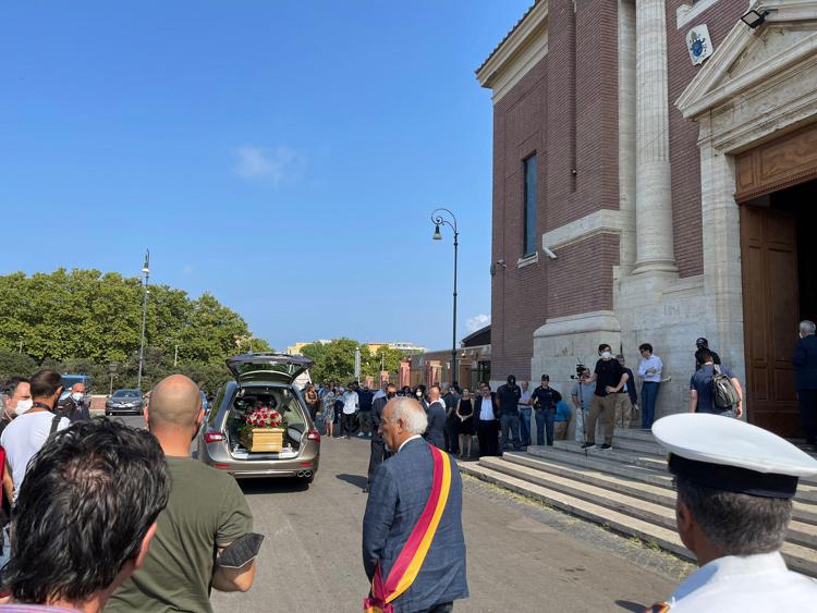 Serianni, funerali a Ostia: chiesa gremita e applausi per l'ultimo saluto
