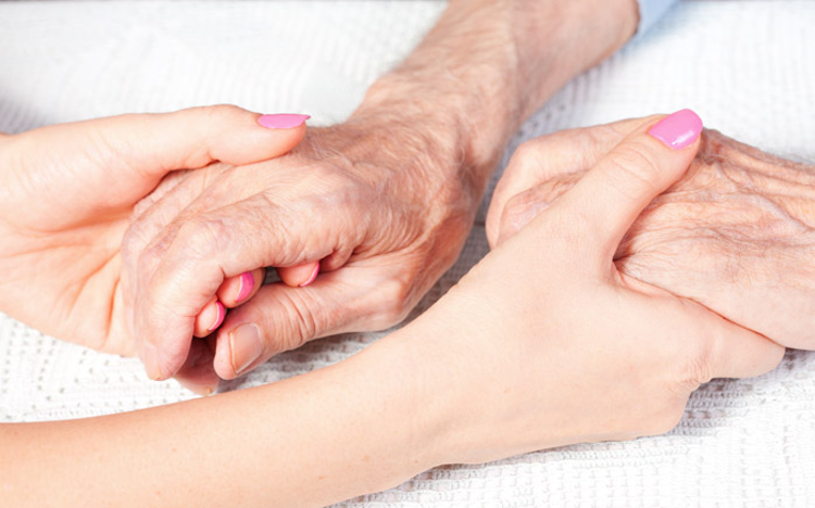 L’allarme di “Badando a Te”: quest’estate mancano badanti per assistere gli anziani