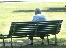 Anziano su una panchina (Fotogramma)
