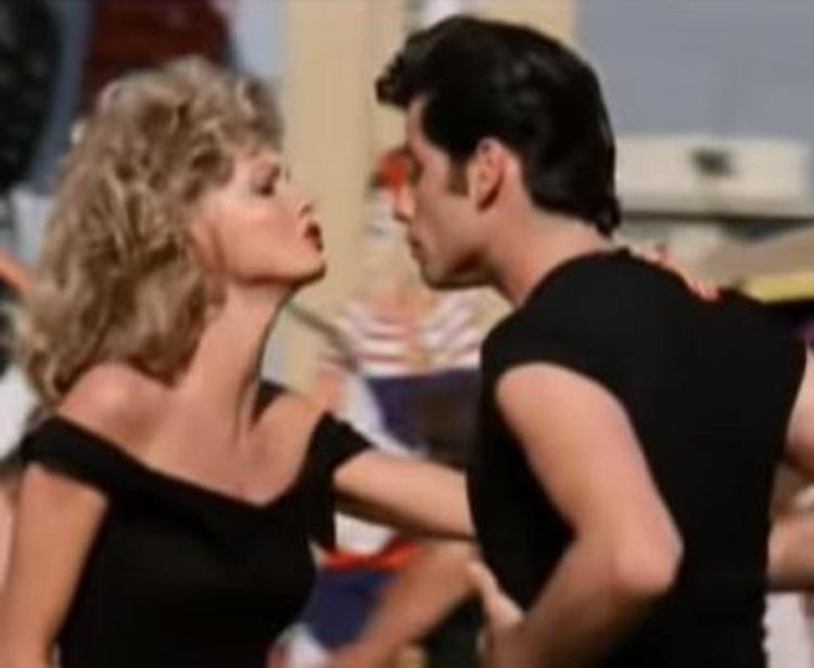 Olivia Newton-John e John Travolta, il duetto in Grease - Video