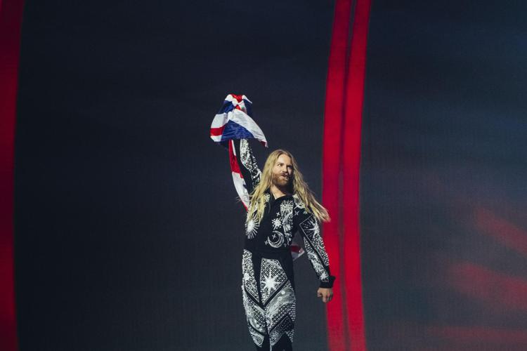Sam Ryder con la bandiera inglese sul palco dell'Eurovision 2022 a Torino 
