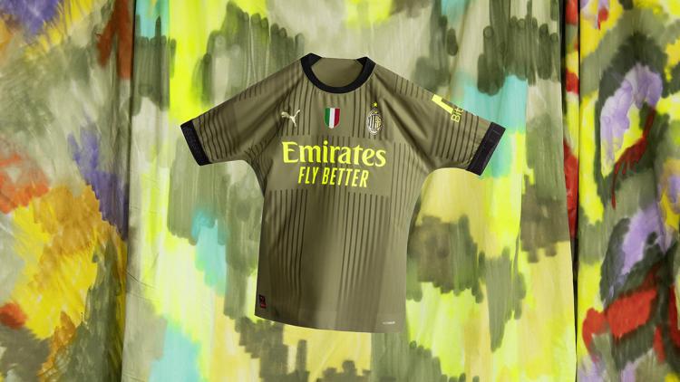 Calcio: Puma e Milan presentano la terza maglia, è verde oliva con scritte gialle