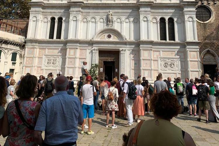 Nozze Pellegrini-Giunta, folla di curiosi davanti alla chiesa