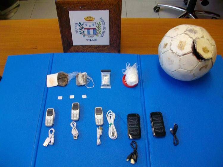 Carceri, ritrovato pallone di calcio 'farcito' con telefonini davanti a Castrogno
