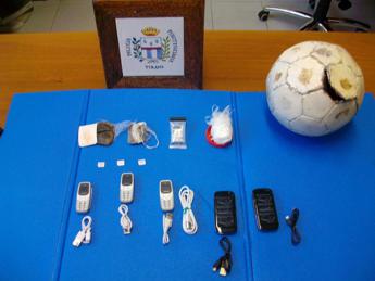 Prisons, soccer ball ‘stuffed’ with mobile phones found in front of Castrogno