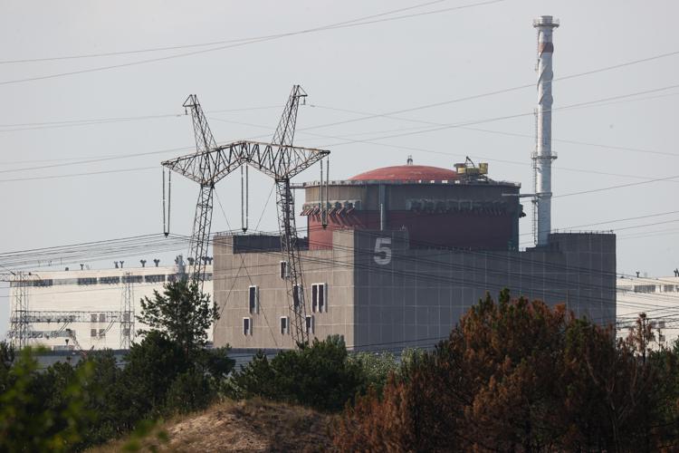 Colpi di mortaio vicino alla centrale di Zaporizhzhia, spento un reattore - Ascolta