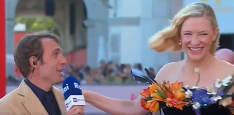 Venezia 2022, il giornalista travolto da Cate Blanchett diventa eroe sui social
