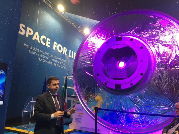 Massimo Comparini, Ceo Thales Alenia Space Italia con mock-up modulo spaziale in dimensioni reali (Foto Thales Alenia Space Italia) 