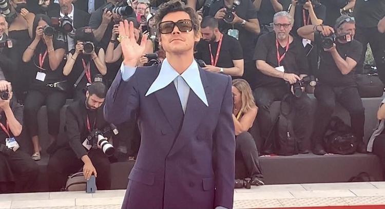 Mostra Venezia, arriva Harry Styles: sul red carpet è il delirio