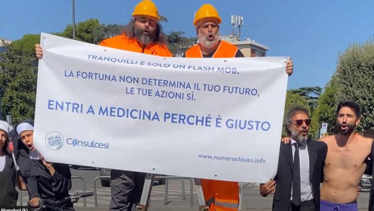 Flash mob 'antisfiga' Consulcesi all’Università Sapienza di Roma, 'Entri a medicina perché è giusto'