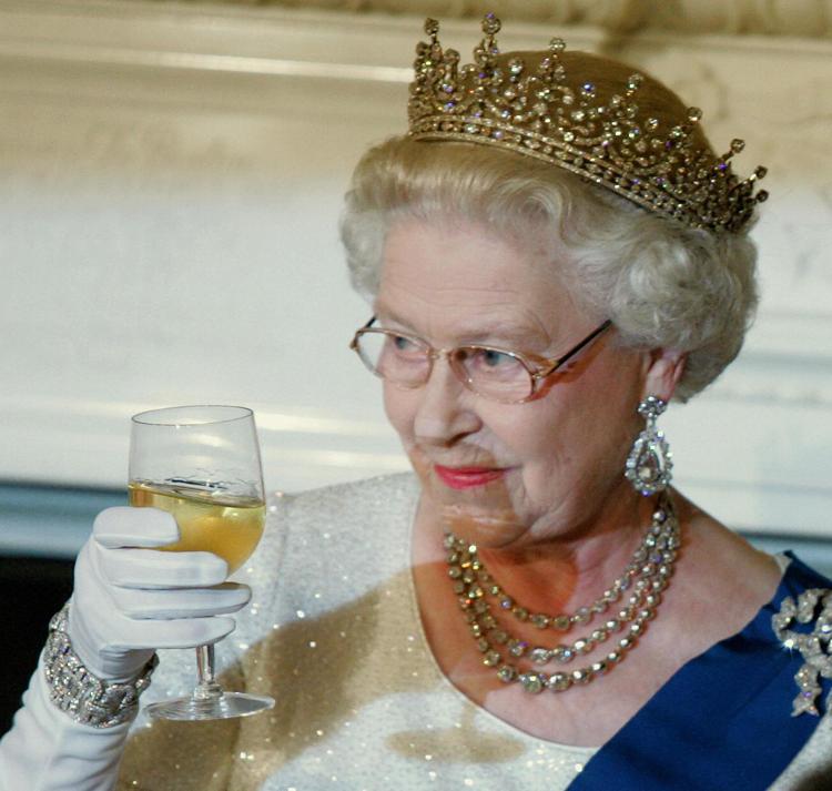Addio a The Queen , la Regina che amava il gin (e non solo)