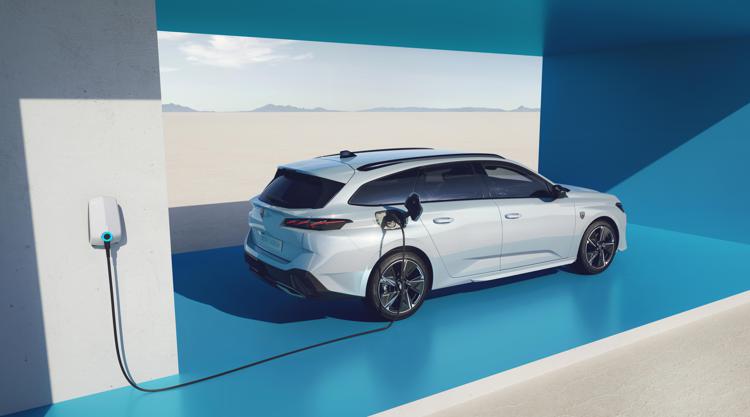 Arriva nel 2023 la nuova Peugeot e-308, 100% elettrica con tante novità