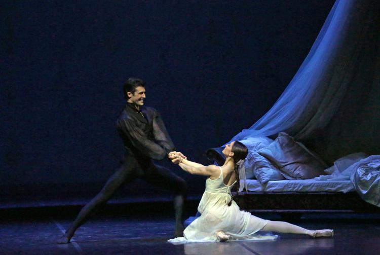 Roberto Bolle accanto a Marianela Nunez, star del Royal Ballet di Londra in Onegin alla Scala. 