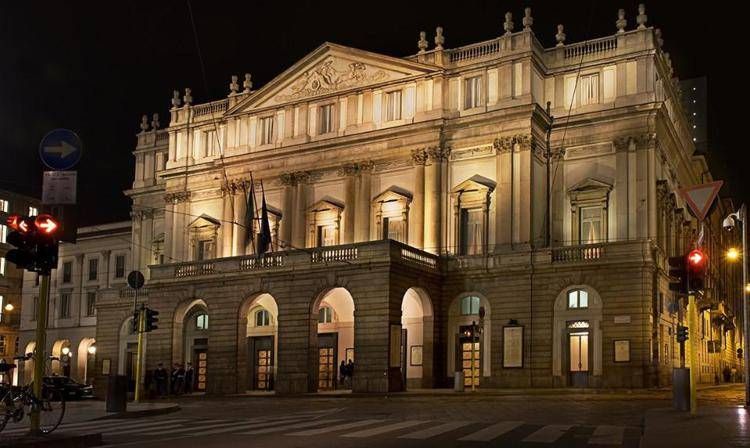 Diana Bracco e i suoi collaboratori alla Scala per i 95 anni dell'azienda