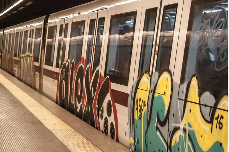 Roma, di corsa lungo i binari della metro B: gli agenti Italpol evitano la tragedia