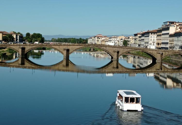 Firenze, al via Arnoboat, il servizio di crociere sull'Arno che si ispira al modello di Parigi