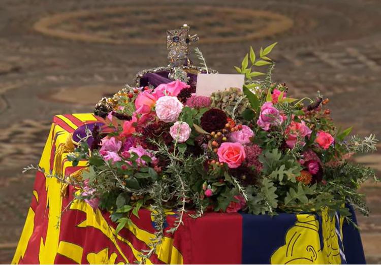 Funerali Regina Elisabetta, il significato dei fiori