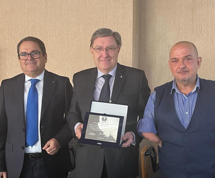 Nella foto da sx : Ing.Fausto Fedele del MIMS, Ministro Enrico Giovannini, Roberto Romeo Presidente ANGLAT