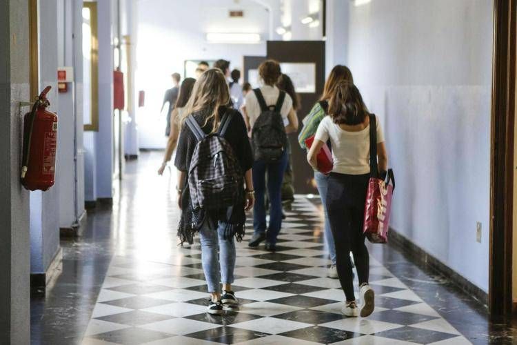 Studenti in corridoio scuola - Fotogramma