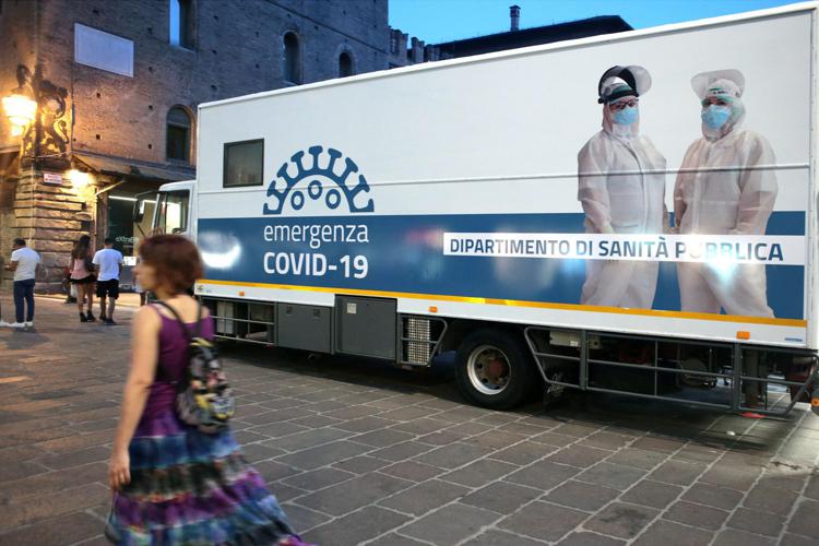 Covid Italia, politica 'Zero Contagi' funziona? Cosa dicono Bassetti, Crisanti e Gismondo