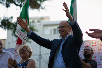 Elections 2022, Pd in ​​Piazza del Popolo.  Choral closing, from Bonaccini to Schlein, many on stage with Letta