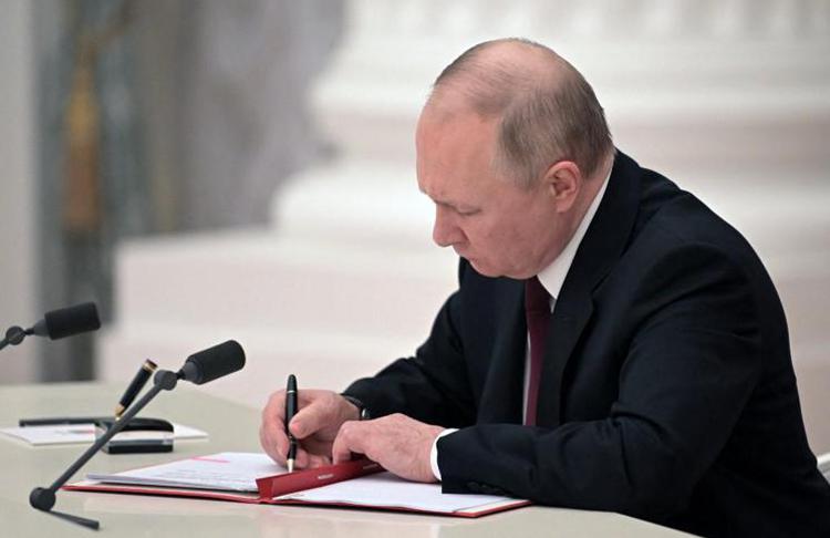 Russia, Putin firma legge: pene più dure per chi diserta o si arrende