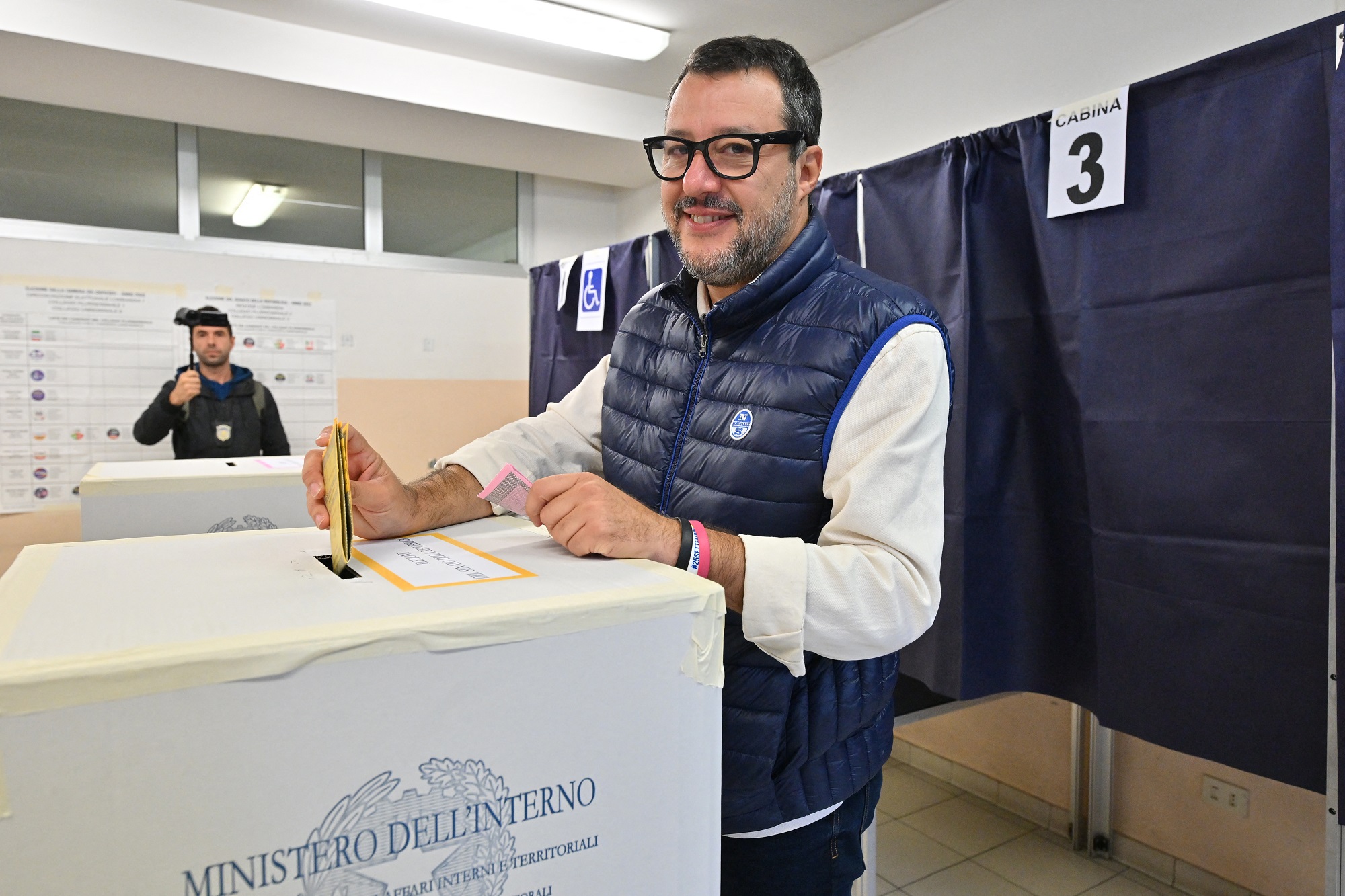 Il leader della Lega, Matteo Salvini, vota nel seggio di via Pietro Martinetti, a Milano