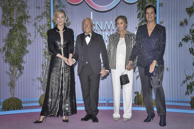 Giorgio Armani con Cate Blanchett, Lauren Hutton e la nipote Roberta ai Cnmi Sustainable Fashion Awards (Ftg)