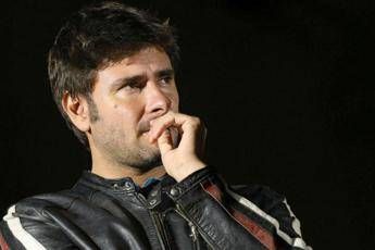 Di Battista per ora non trasferibile in Italia. Primo messaggio dopo il malore: “Ce la metterò tutta”. E risponde a Sorbillo sui social: “Vi vengo a trovare presto” Di Battista per ora non trasferibile in Italia. Primo messaggio dopo il malore: “Ce la metterò tutta”. E risponde a Sorbillo sui social: “Vi vengo a trovare presto”