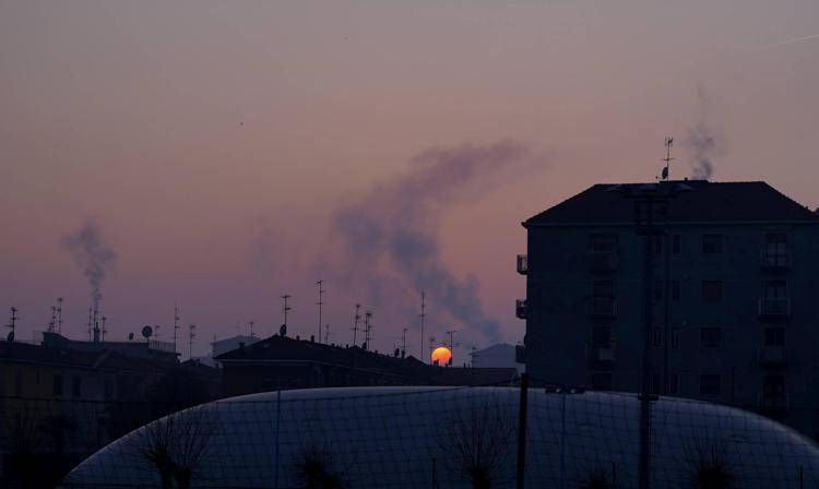 Smog, Inquinamento dell' aria al tramonto (Duilio Piaggesi/Fotogramma, Milano - 2020-01-06) p.s. la foto e' utilizzabile nel rispetto del contesto in cui e' stata scattata, e senza intento diffamatorio del decoro delle persone rappresentate - FOTOGRAMMA