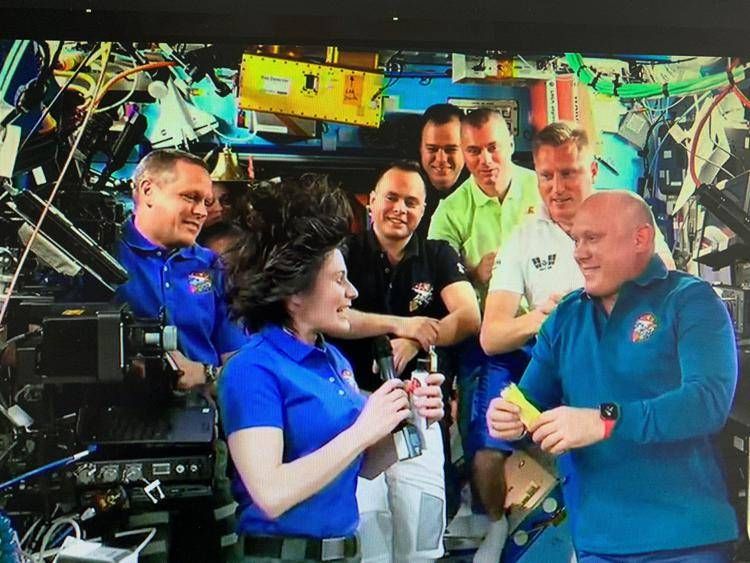 il passaggio di consegne fra la neo comandante Samantha Cristoforetti e il cosmonauta Oleg Artemyev