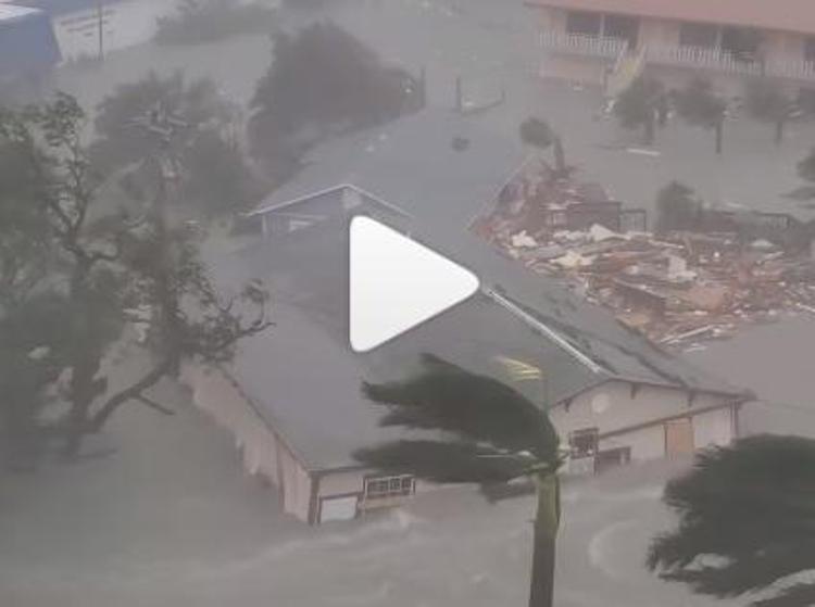 Uragano Ian in Florida, acqua trascina via case - Video