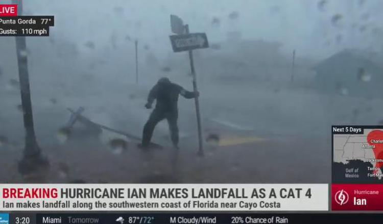 Uragano Ian in Florida, giornalista (quasi) vola via - Video
