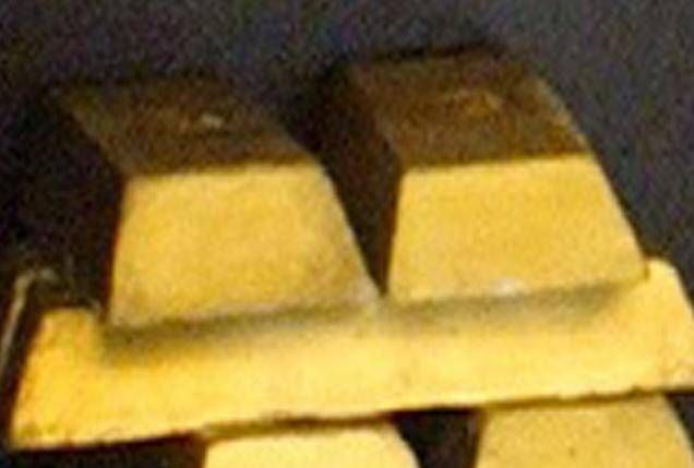 Butta 20 lingotti d’oro del valore di 120 mila euro tra i rifiuti, cosa è successo dopo