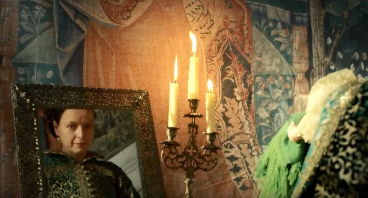 L'attrice Samantha Morton  nel ruolo protagonista della regina di Francia Caterina de' Medici nella serie tv 'The Serpent Queen'