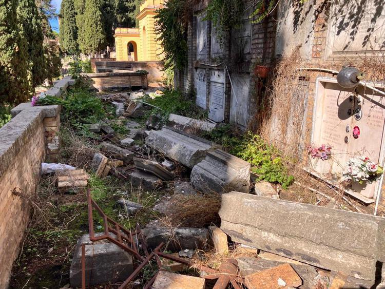 Al Verano tombe distrutte e inaccessibili, Sbai annuncia esposto
