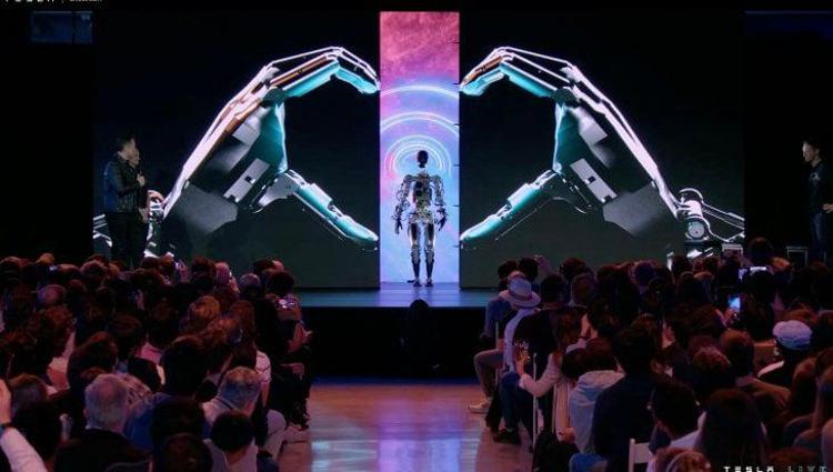 Elon Musk presenta il prototipo di robot umanoide Optimus