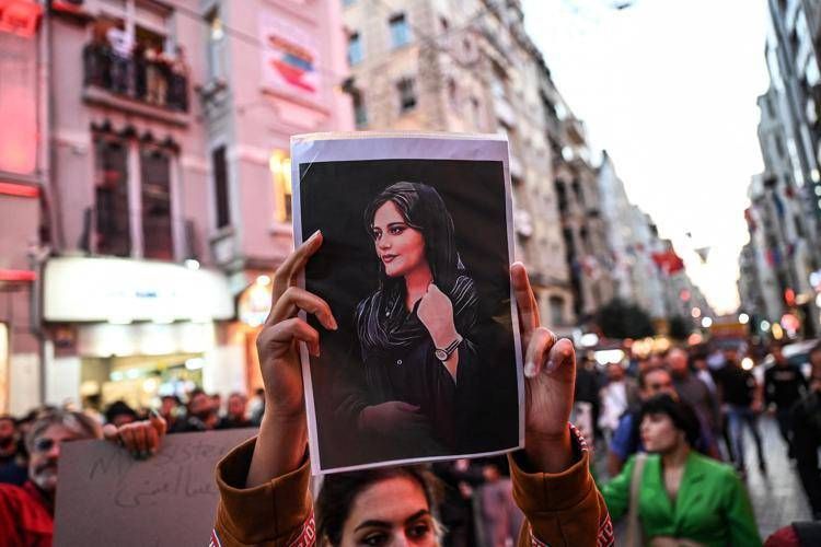 Un corteo per Mahsa Amini