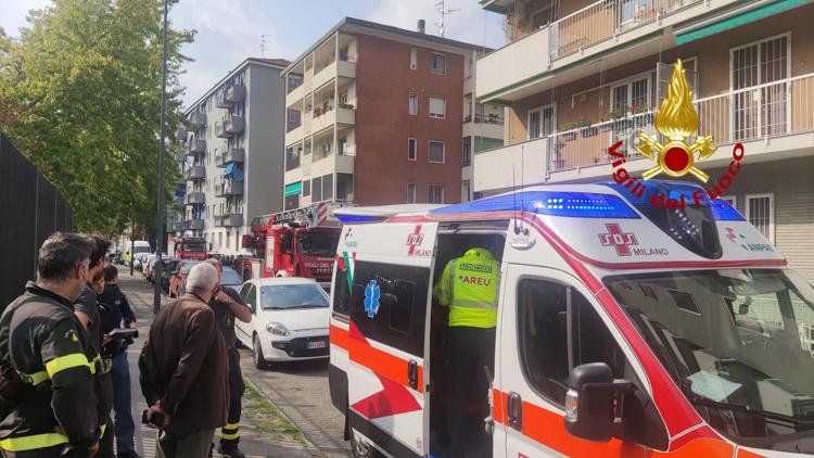 Milano, cede grata di un palazzo: 69enne precipita al suolo