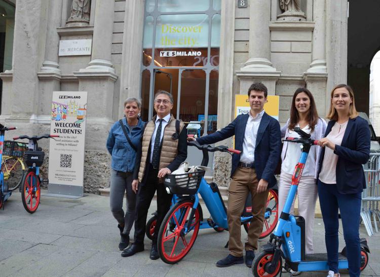 Milano, da oggi si può visitare anche in monopattino e bici elettrica