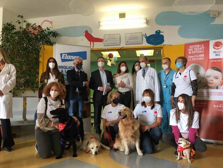 Parte dog therapy di 'Basta una zampa' per bimbi ricoverati